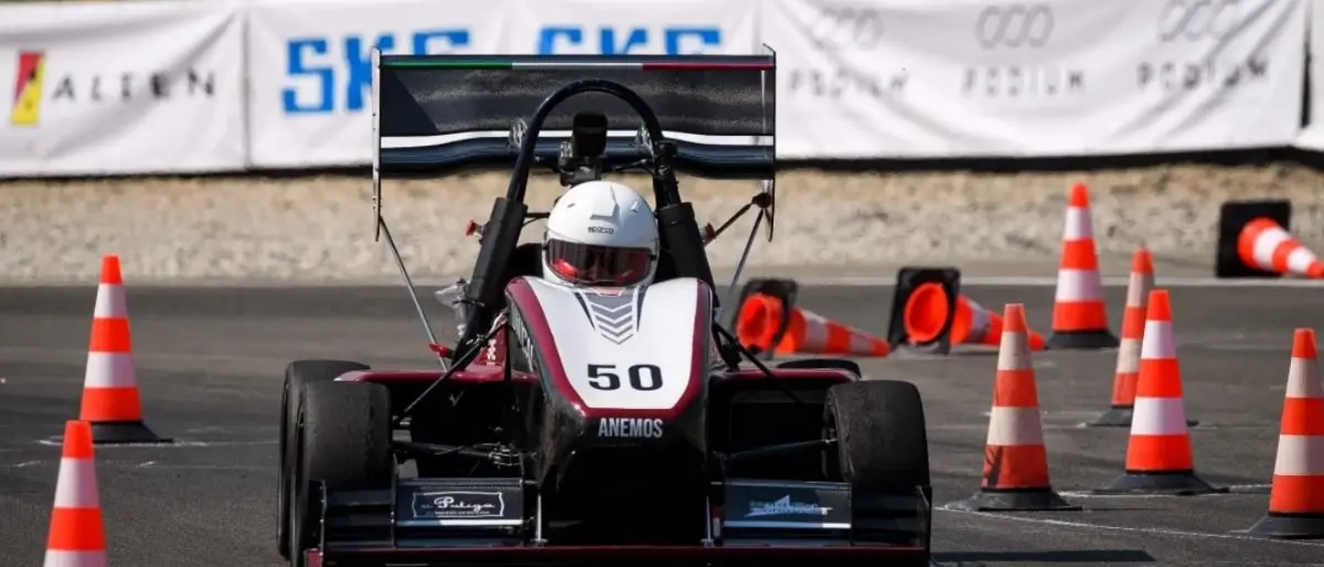 L’auto da corsa costruita dai giovani ingegneri Unical sul podio della Formula Sae