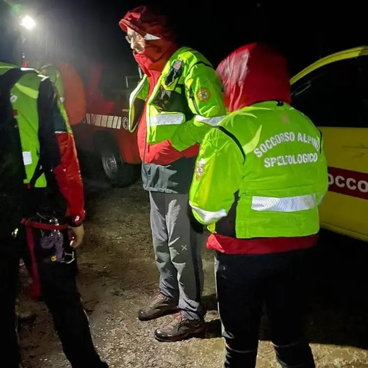 Precipita da un costone e muore: Soccorso alpino in azione nel Cosentino
