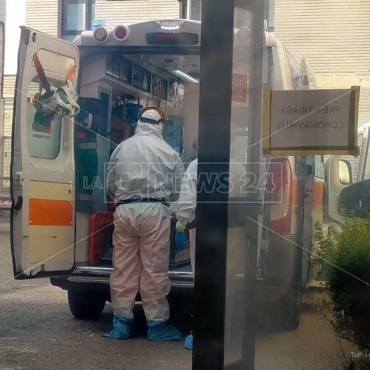 Sanità calabrese travolta dalla nuova ondata Covid: reparti pieni a Catanzaro, Lamezia blocca i ricoveri