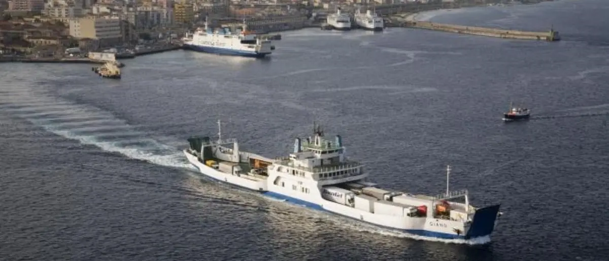 Trasporti sullo Stretto, nessuna riduzione al costo dei biglietti per i traghetti