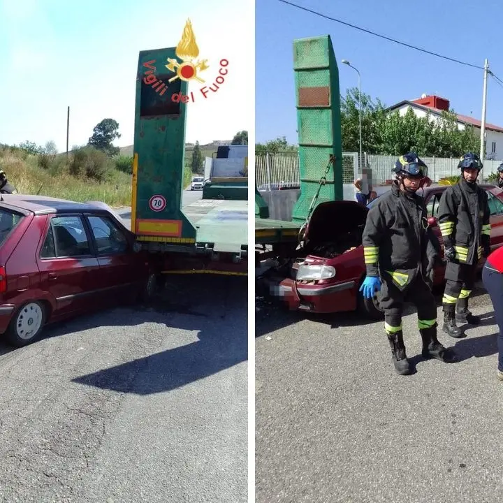 Auto finisce contro un semirimorchio in sosta, un ferito a Simeri Crichi