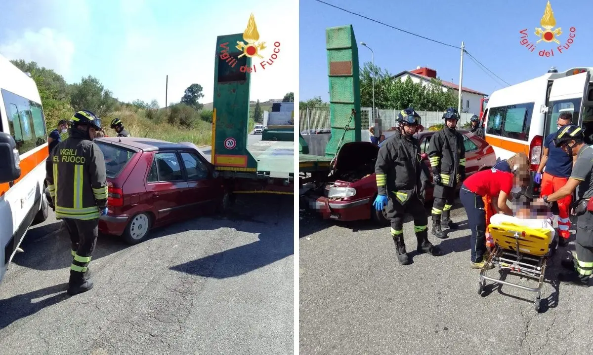 Auto finisce contro un semirimorchio in sosta, un ferito a Simeri Crichi