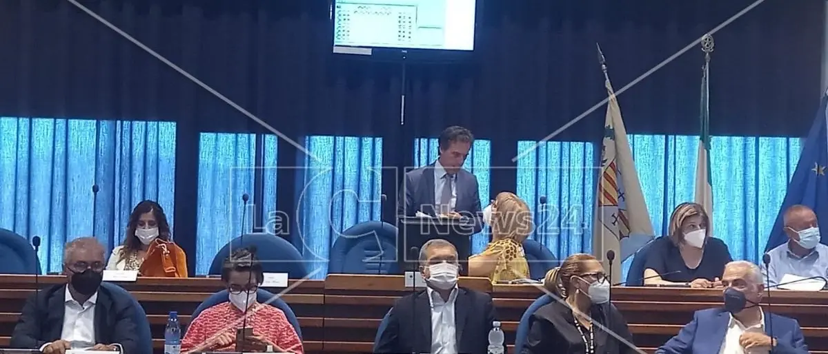 Catanzaro, Consiglio comunale al debutto ma non c’è il clima da primo giorno di scuola: tensioni e polemiche