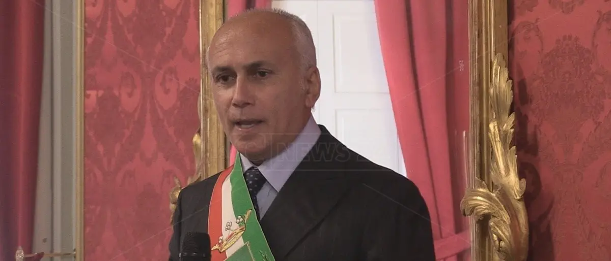 Il campo largo del sindaco di Cosenza diventa un campo minato: «Caduta Draghi colpa del M5s»