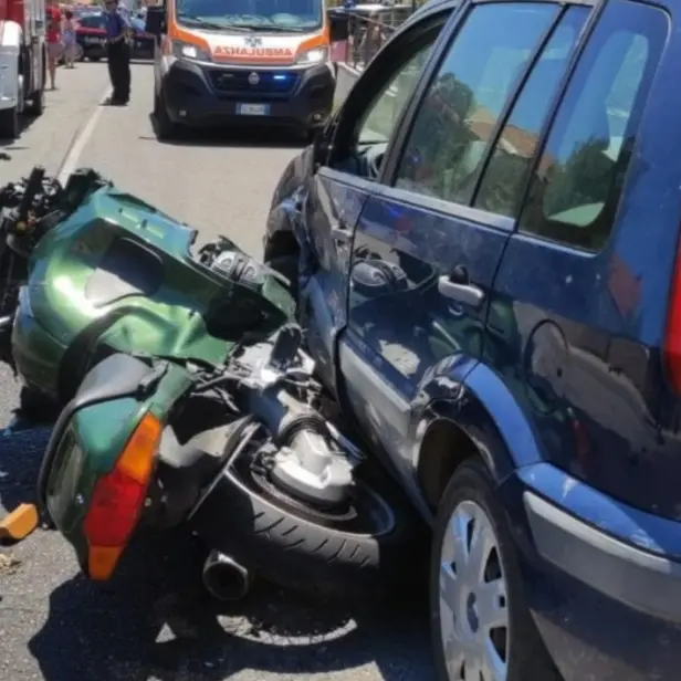 Incidente a Sellia Marina, violento scontro tra auto e moto: deceduto il centauro