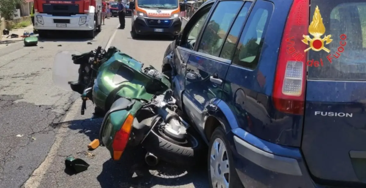 Incidente a Sellia Marina, violento scontro tra auto e moto: deceduto il centauro