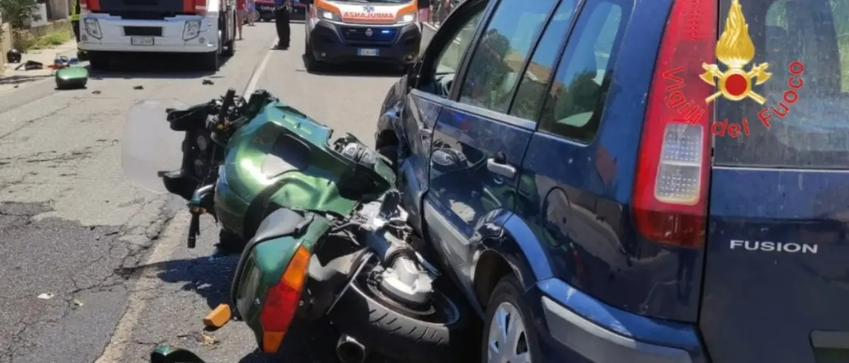 Incidente a Sellia Marina, violento scontro tra auto e moto: deceduto il centauro