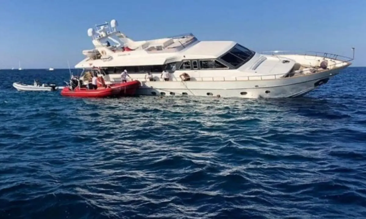 Incidente in mare all’Agentario, scontro tra barca a vela e motoscafo: un morto e un disperso