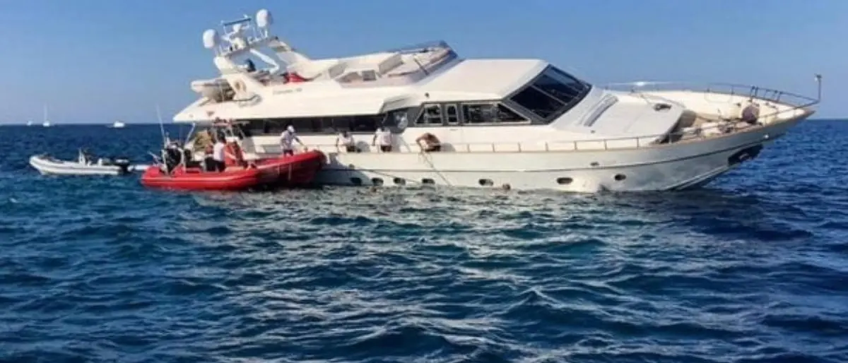 Incidente in mare all’Agentario, scontro tra barca a vela e motoscafo: un morto e un disperso
