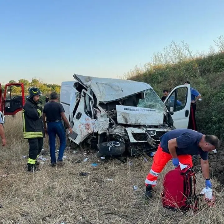 Perde il controllo del furgone e finisce in una scarpata: 34enne ferito gravemente