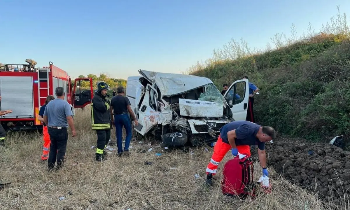 Perde il controllo del furgone e finisce in una scarpata: 34enne ferito gravemente