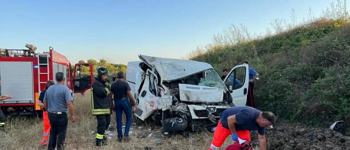 Perde il controllo del furgone e finisce in una scarpata: 34enne ferito gravemente