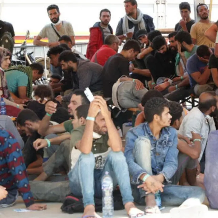 Migranti, 154 profughi sbarcati a Crotone dopo il salvataggio tra Calabria e Sicilia