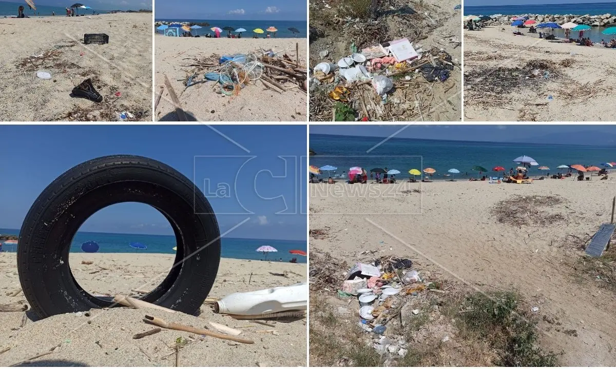 Rifiuti sulla spiaggia di Pizzo, i bagnanti: «È triste vedere un luogo così bello preda del degrado»