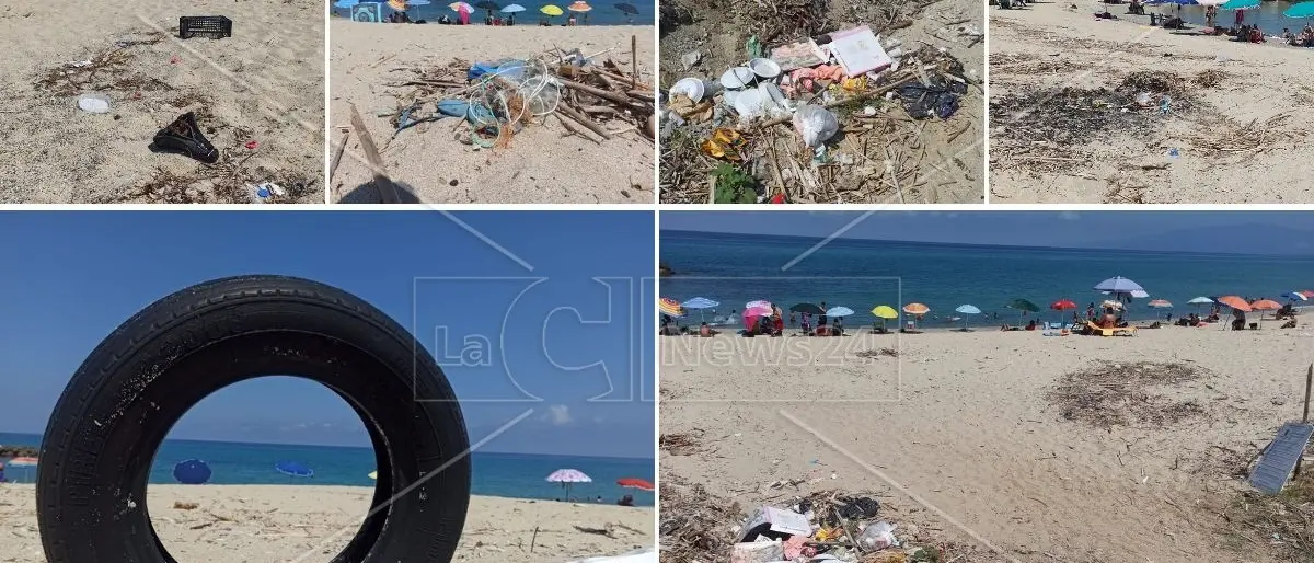 Rifiuti sulla spiaggia di Pizzo, i bagnanti: «È triste vedere un luogo così bello preda del degrado»