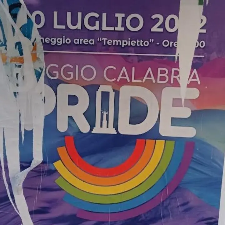 Reggio Calabria, la denuncia di Arcigay: «Strappati i manifesti del Pride subito dopo l’affissione»
