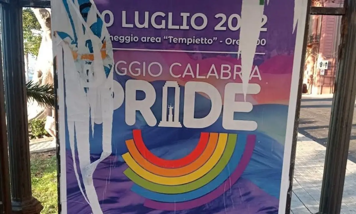 Reggio Calabria, la denuncia di Arcigay: «Strappati i manifesti del Pride subito dopo l’affissione»