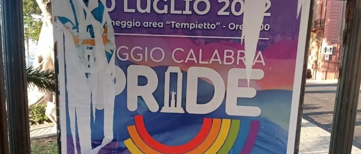 Reggio Calabria, la denuncia di Arcigay: «Strappati i manifesti del Pride subito dopo l’affissione»