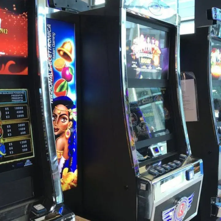 Gioco d’azzardo: sequestrati 6 videopoker illegali a Cirò Marina, denunciato proprietario