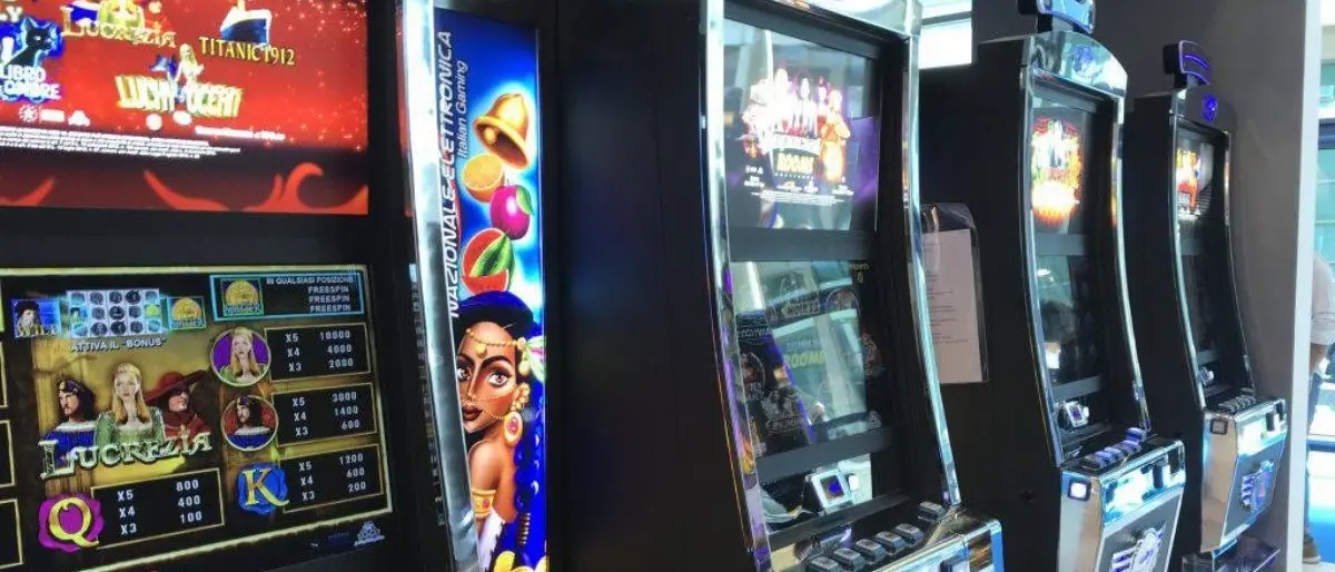 Gioco d’azzardo: sequestrati 6 videopoker illegali a Cirò Marina, denunciato proprietario