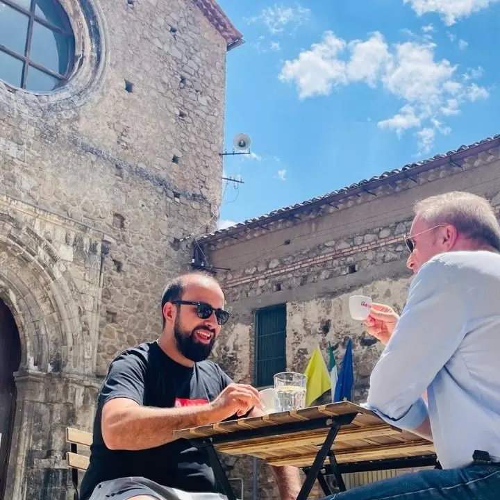 “Scusi, ci fa due caffè?” La storia di Antonio e Fabrizia all’ombra dell’Abbazia florense