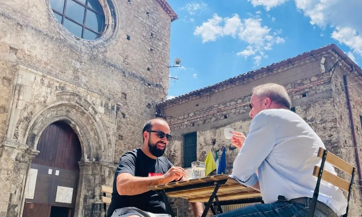 “Scusi, ci fa due caffè?” La storia di Antonio e Fabrizia all’ombra dell’Abbazia florense