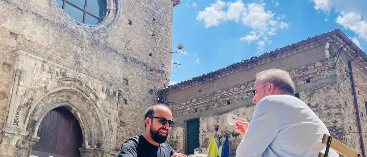 “Scusi, ci fa due caffè?” La storia di Antonio e Fabrizia all’ombra dell’Abbazia florense