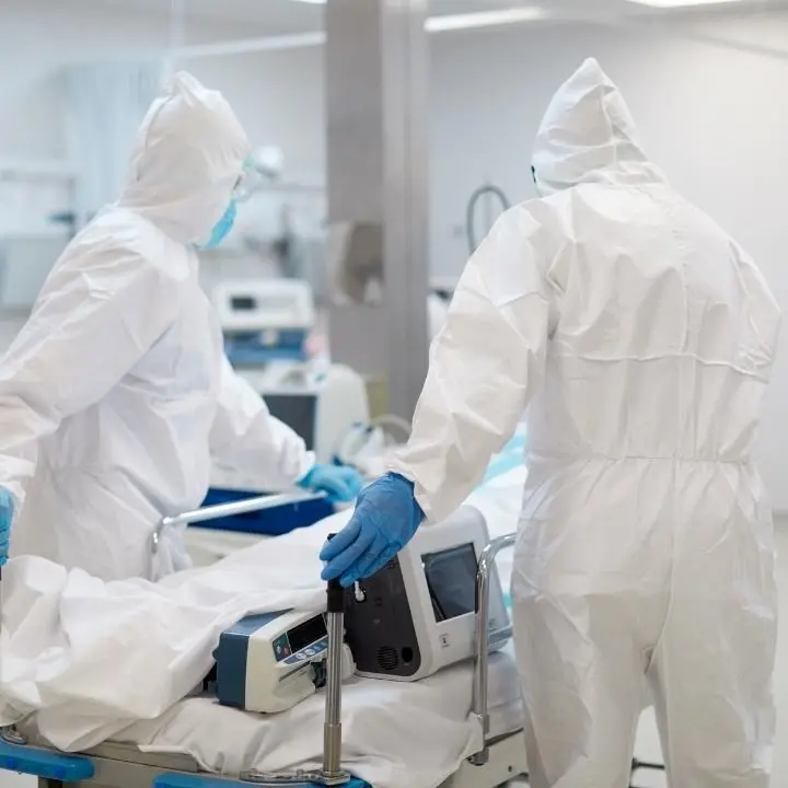 Catanzaro, il Covid minaccia l’occupazione dei posti in terapia intensiva: al policlinico è già sold out