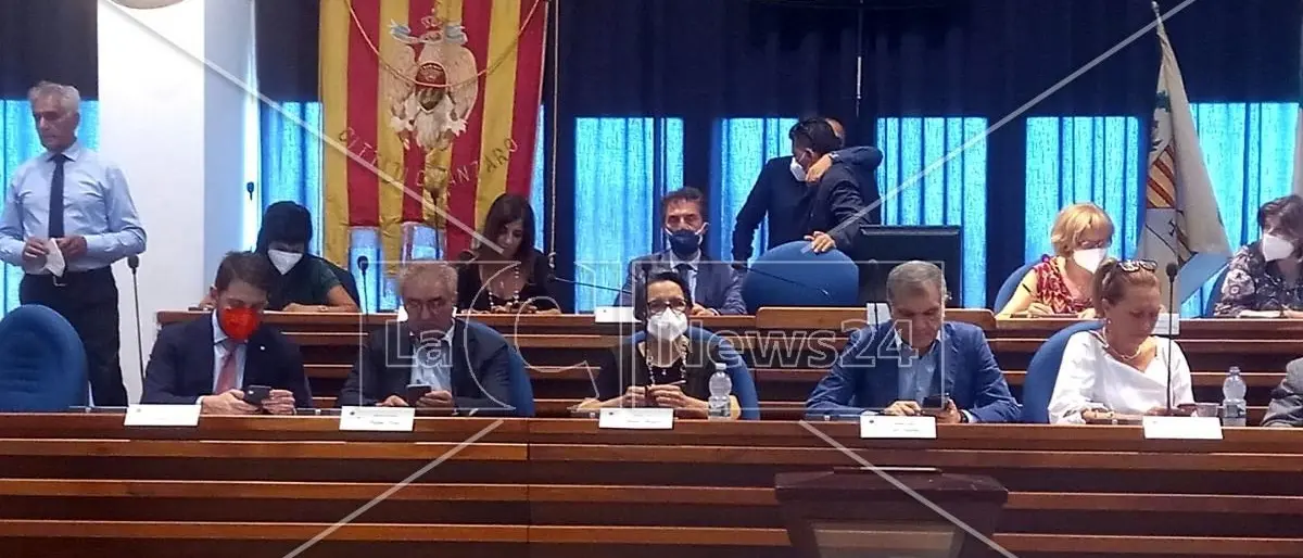 Consiglio, fumata nera per l’elezione del presidente: manca il quorum, giovedì soglia più bassa