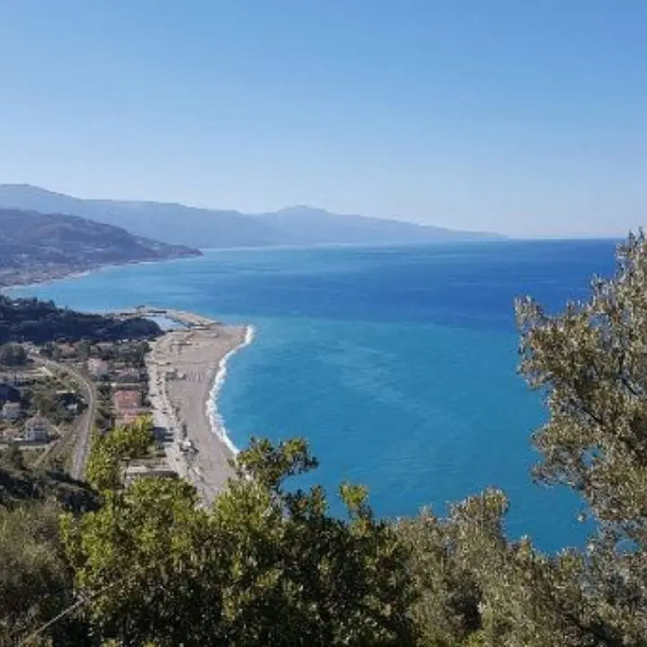 Prima urla contro una giovane: «Sei il demonio» poi l’aggredisce in spiaggia a Cetraro, fermata 35enne