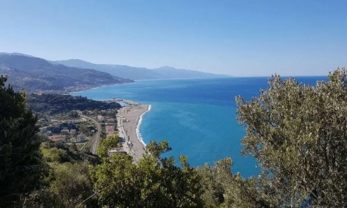 Prima urla contro una giovane: «Sei il demonio» poi l’aggredisce in spiaggia a Cetraro, fermata 35enne