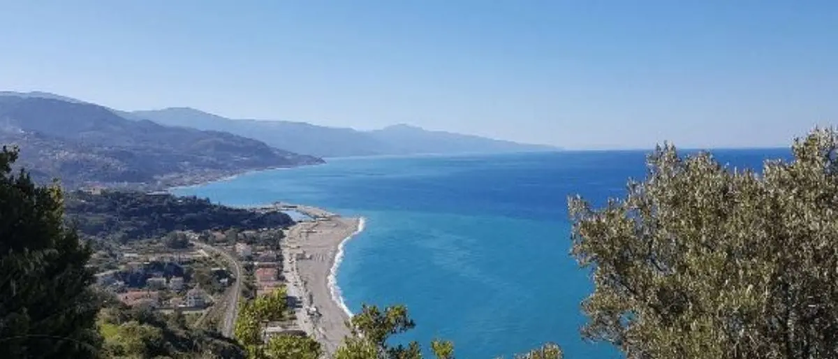 Prima urla contro una giovane: «Sei il demonio» poi l’aggredisce in spiaggia a Cetraro, fermata 35enne
