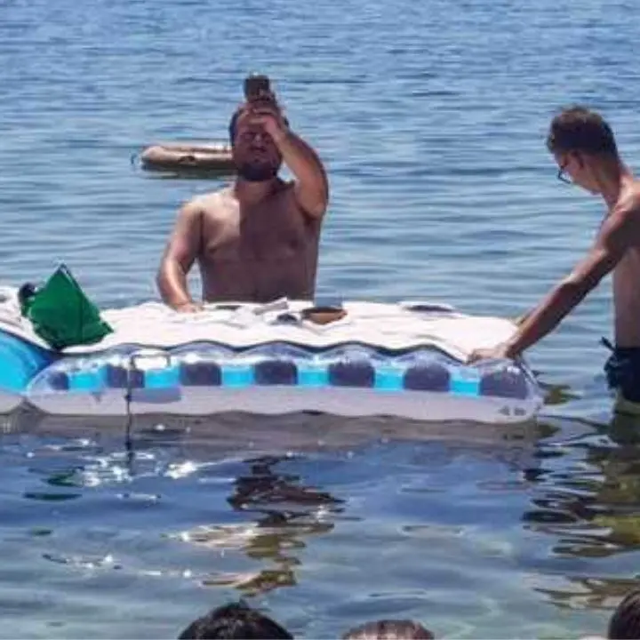 Sacerdote celebra messa in mare, la reazione della diocesi di Crotone: «Servono attenzione e decoro»