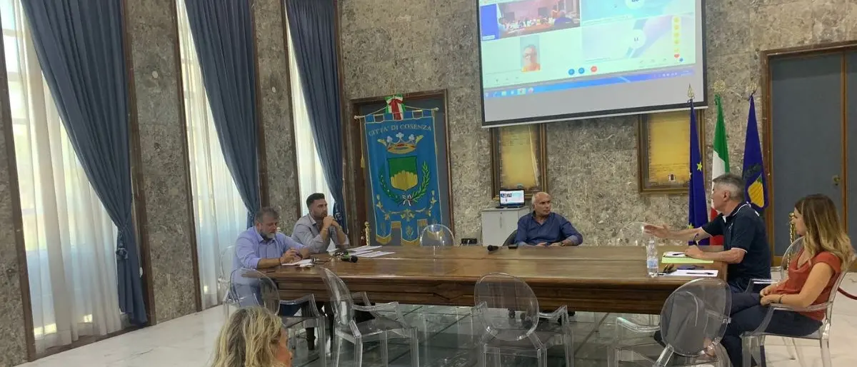 Cosenza, presentato il nuovo Piano rifiuti: «Porta a porta spinto e più risorse umane»