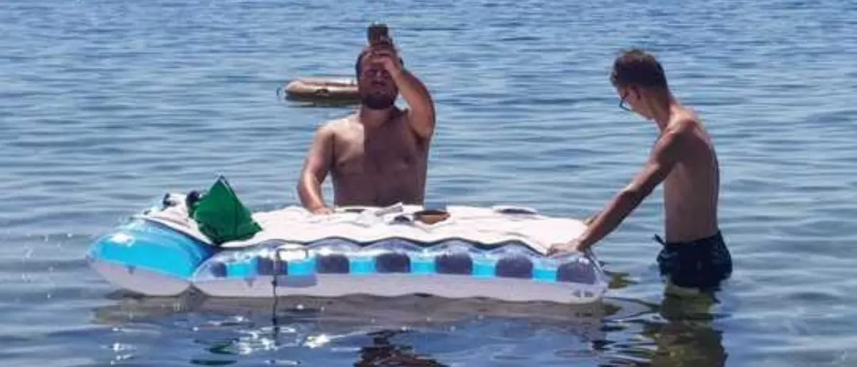 Crotone, messa in mare con il materassino: il sacerdote indagato per offesa a confessione religiosa