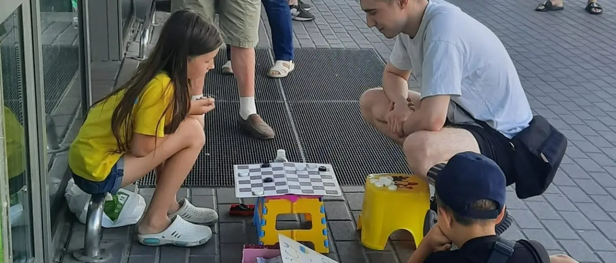 Valeriya, piccola campionessa di dama che sfida i passanti e raccoglie fondi per l’esercito ucraino