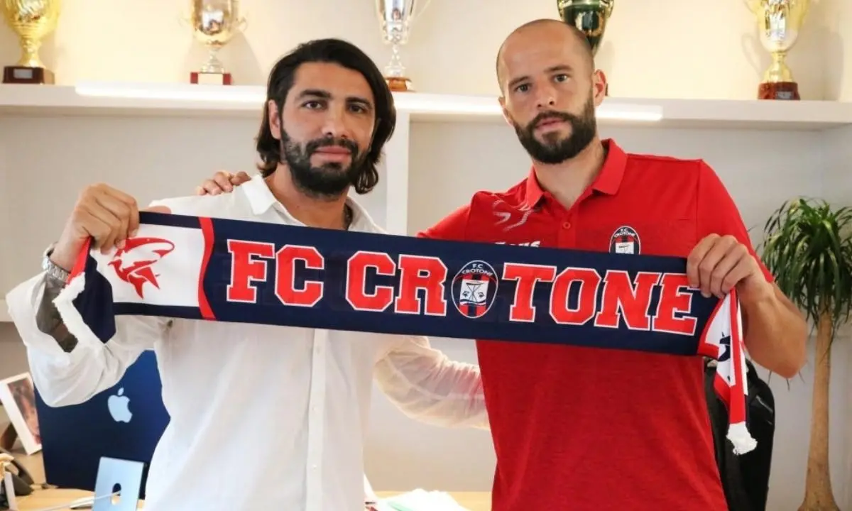 Crotone, in ingresso ecco il terzino Giron e l’attaccante Gomez. Salutano in tre