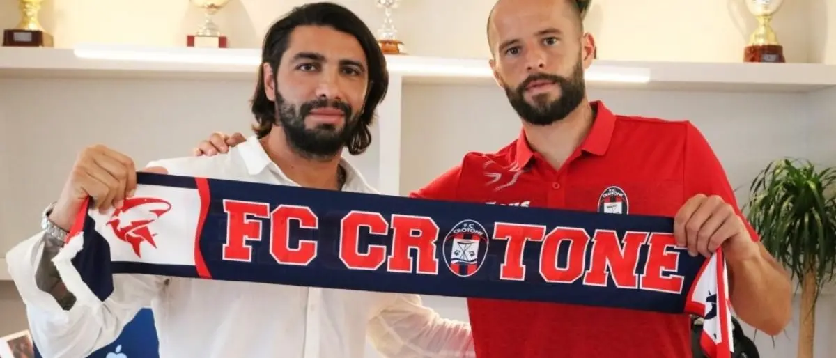 Crotone, in ingresso ecco il terzino Giron e l’attaccante Gomez. Salutano in tre