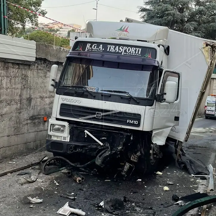 Mezzo pesante sfonda le barriere di protezione e finisce nel sottopassaggio
