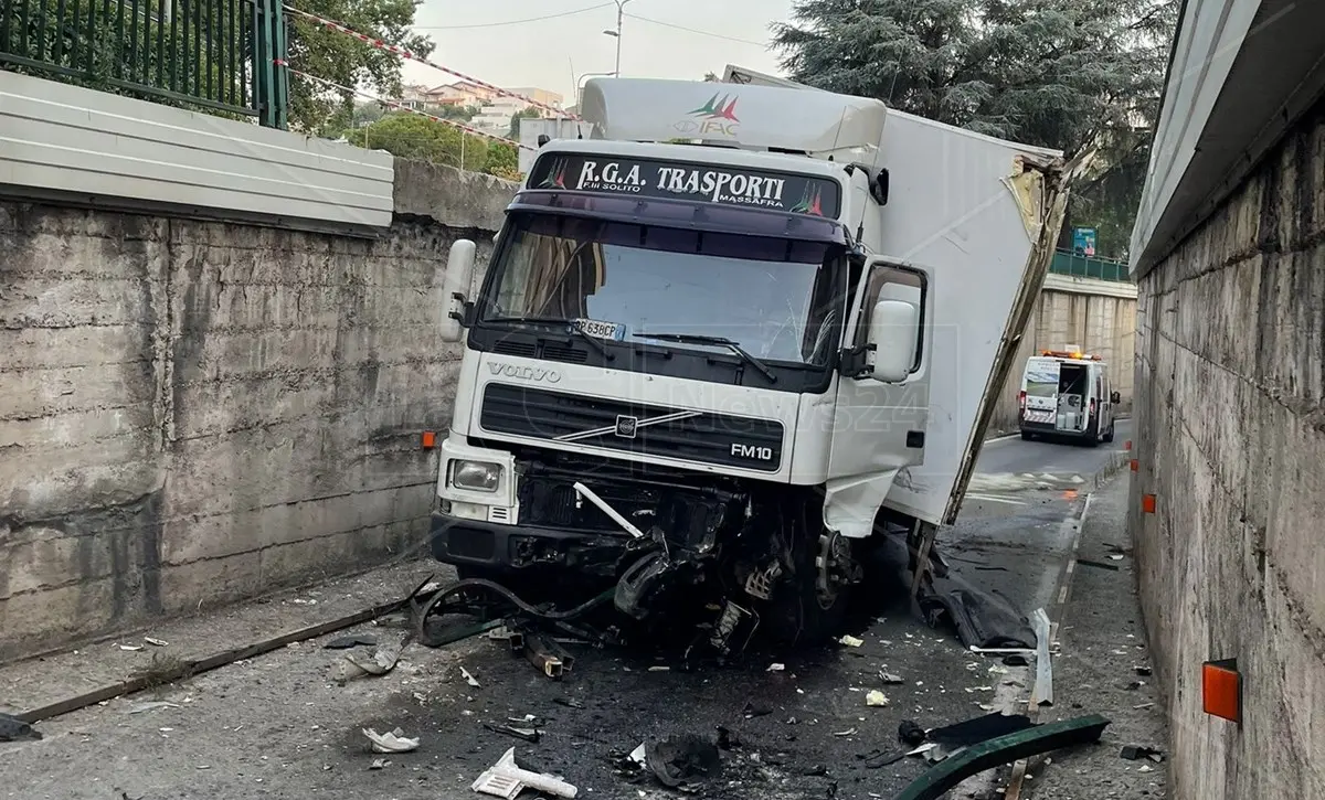 Mezzo pesante sfonda le barriere di protezione e finisce nel sottopassaggio