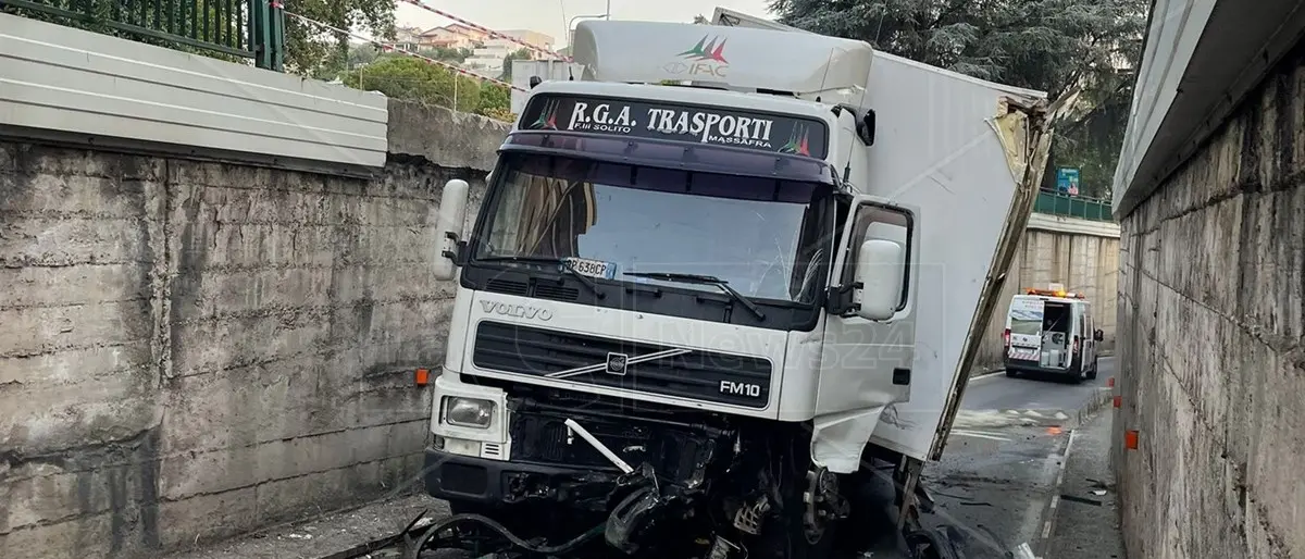 Mezzo pesante sfonda le barriere di protezione e finisce nel sottopassaggio