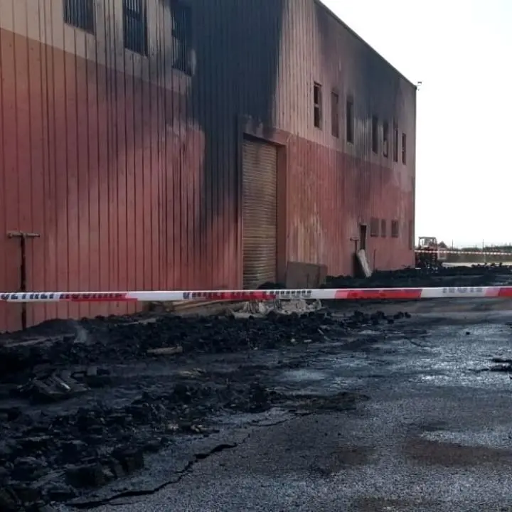 Incendio nello stabilimento del caffè Guglielmo, si indaga sulla matrice dolosa