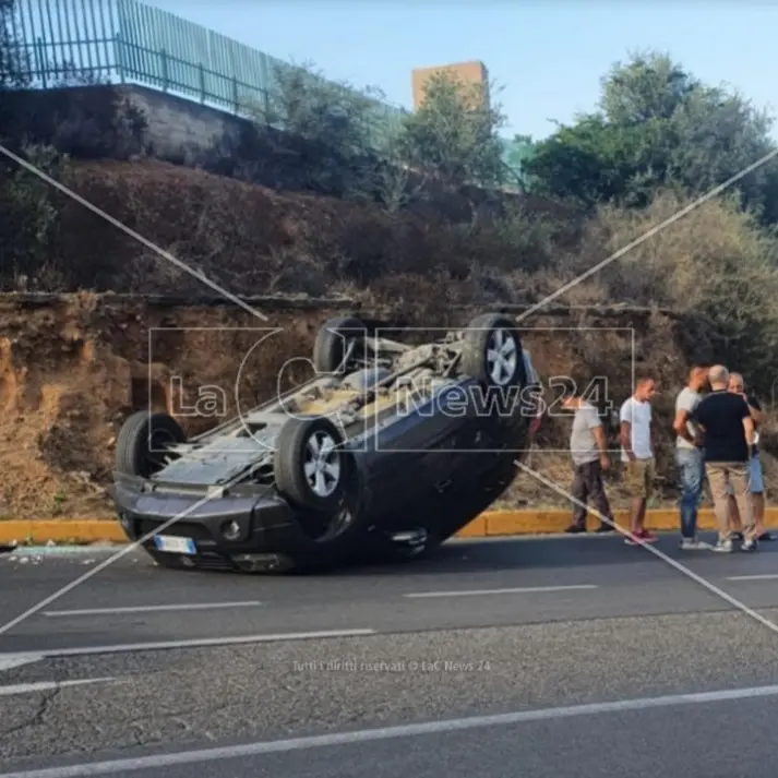 Corigliano-Rossano, non tira il freno a mano e l’auto finisce contro un marciapiede ribaltandosi