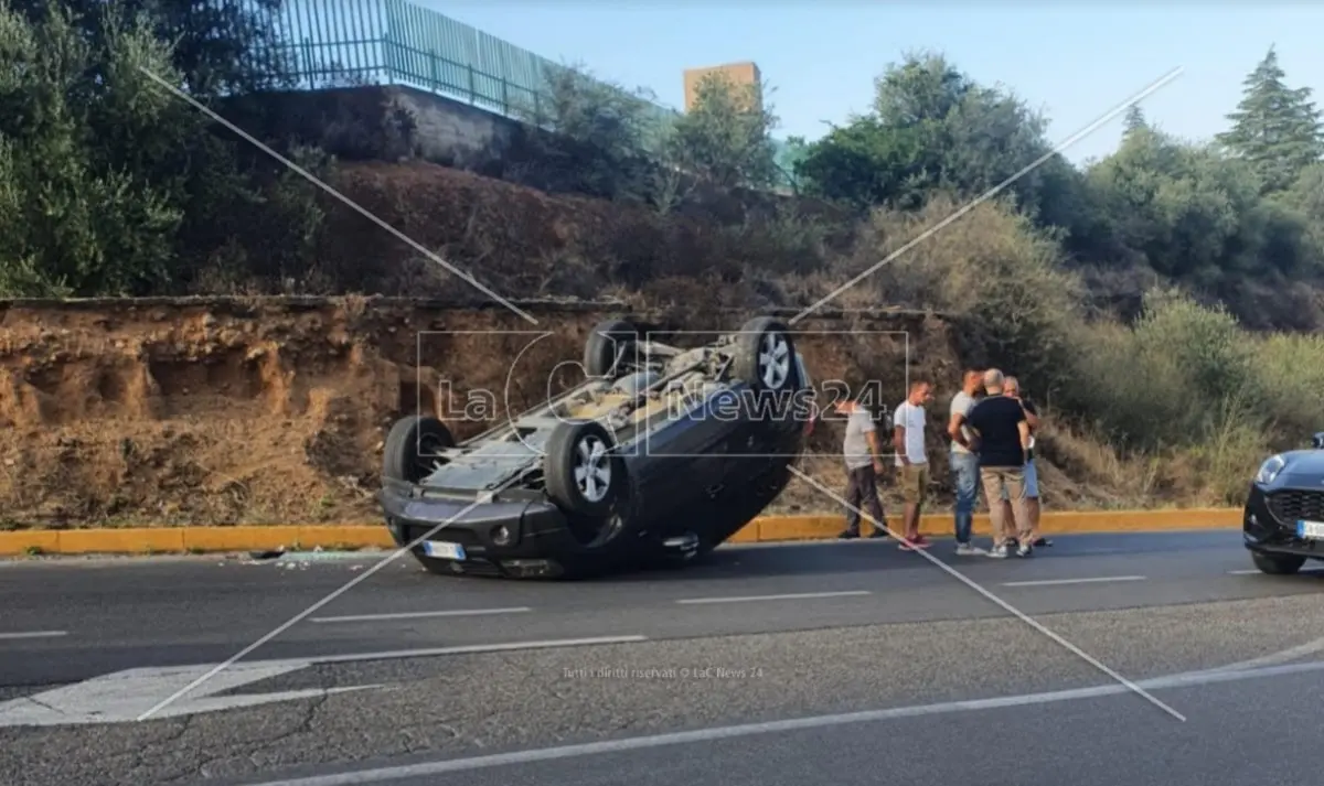 Corigliano-Rossano, non tira il freno a mano e l’auto finisce contro un marciapiede ribaltandosi