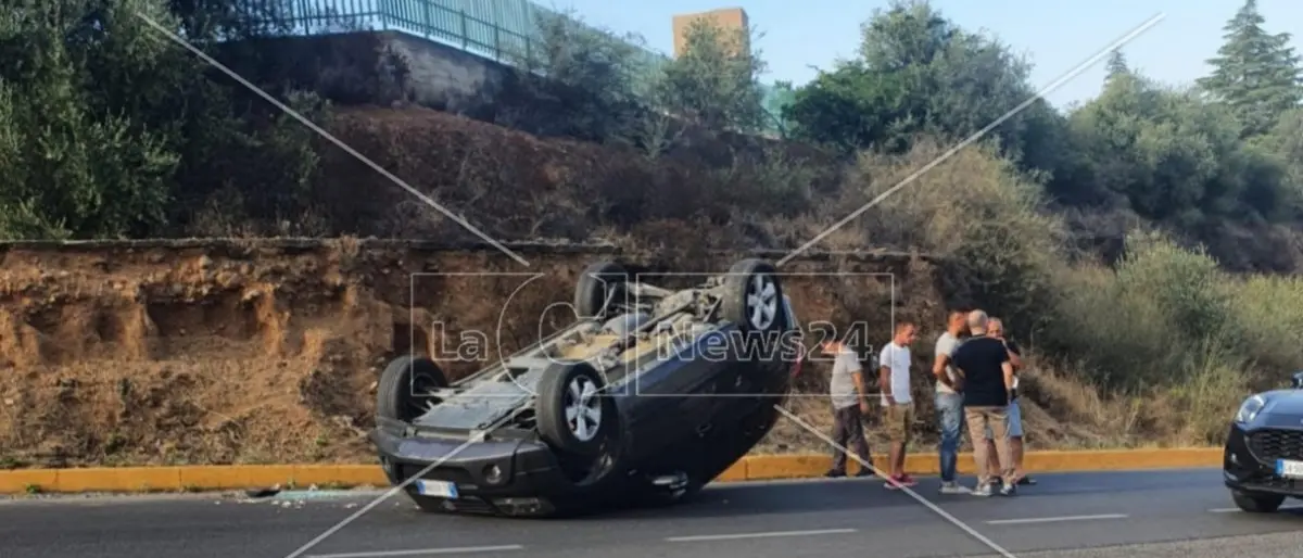 Corigliano-Rossano, non tira il freno a mano e l’auto finisce contro un marciapiede ribaltandosi