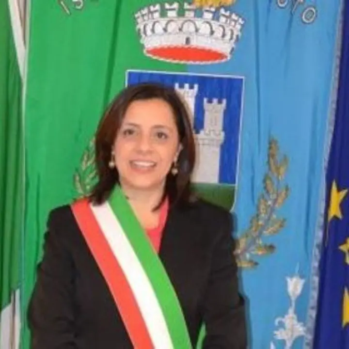 Isola Capo Rizzuto, il segretario del Pd attacca la giunta: sindaco e dirigenti si autosospendono dal partito