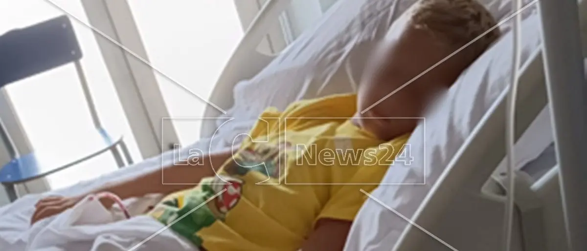 Scivola dal pedalò e si procura un’emorragia interna, bimbo di Bergamo salvato all’ospedale di Vibo