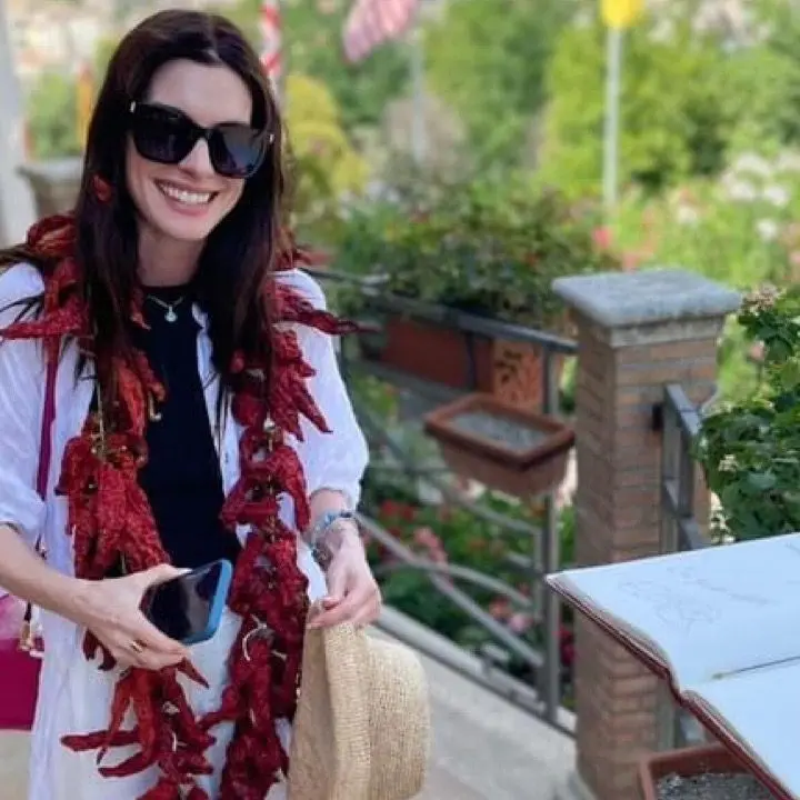 La star di Hollywood Anne Hathaway in Calabria, ad Altomonte in posa con una corona di pepe crusco