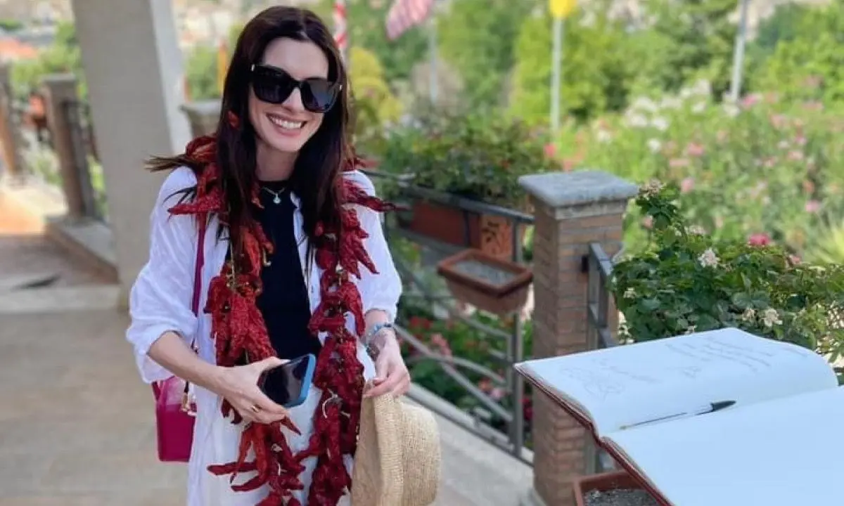 La star di Hollywood Anne Hathaway in Calabria, ad Altomonte in posa con una corona di pepe crusco