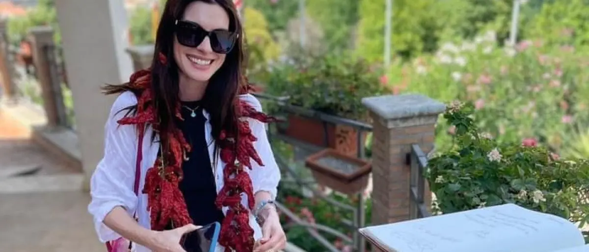 La star di Hollywood Anne Hathaway in Calabria, ad Altomonte in posa con una corona di pepe crusco
